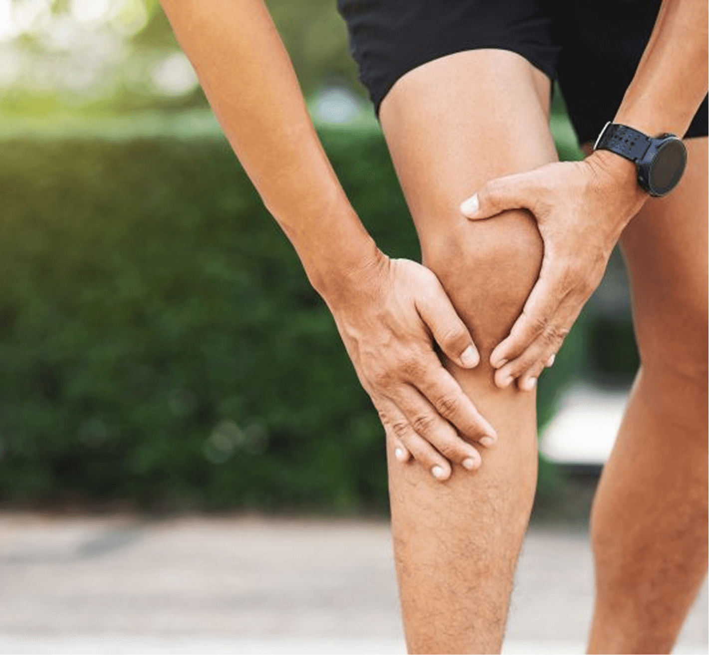 Runner experiencing knee pain during activity